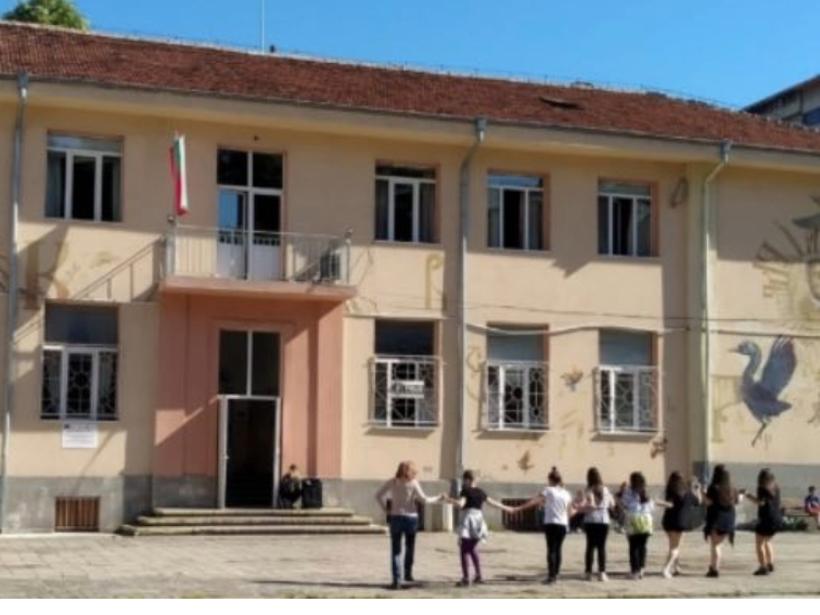 С отстранения директор на ОУ ”Д-р Петър Берон” се повдига въпросът за политическото назначаване