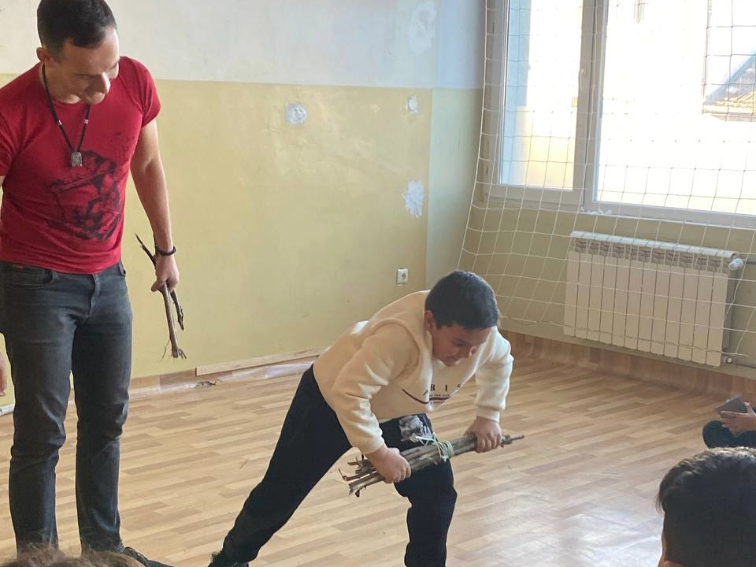 Ученици от 3 и 4 клас в Перущица получиха подарък комикси със завета на хан Кубрат