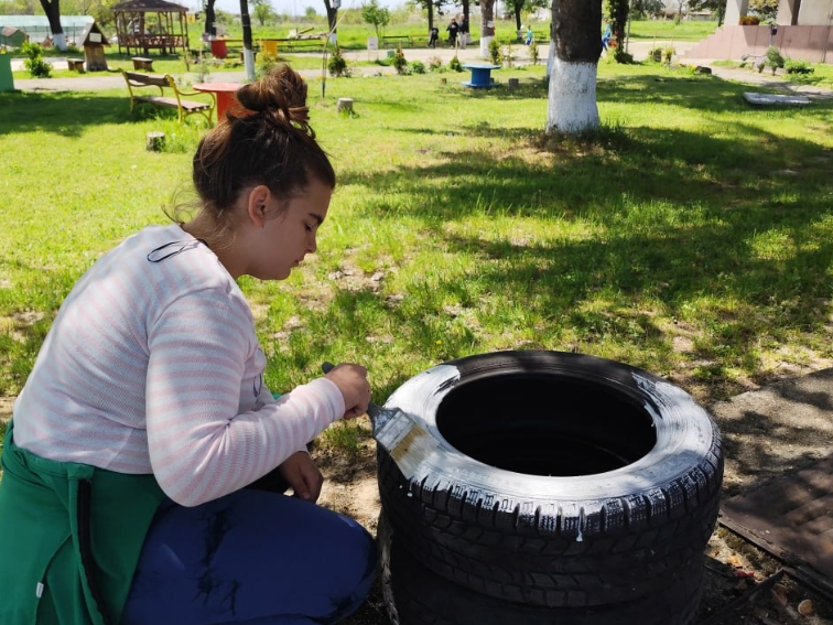 Ученици от ОУ „Христо Ботев“ в с. Паничери облагородиха градинката пред кметството