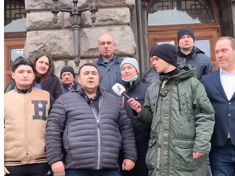 Гражданско неподчинение спря движението в София на жълтите павета